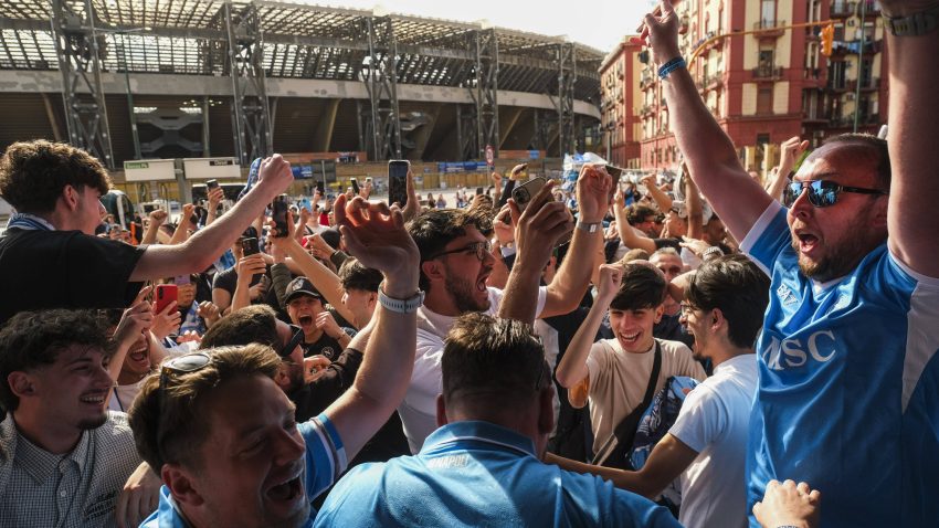 Napulj već slavi skudeto: Grad u transu, 80.000 ljudi u redu za kartu