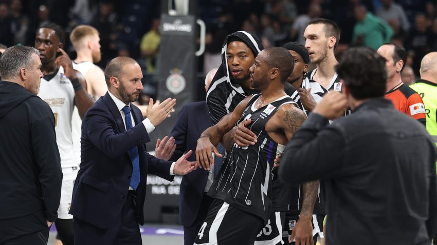 Ajzea Majk ušao u klinč sa sudijama, sledi davanje izjava
