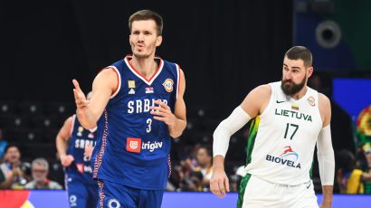 Dok se čeka transfer bomba, Grci vraćaju film na sekvencu zvanu – Petrušev i Milutinov
