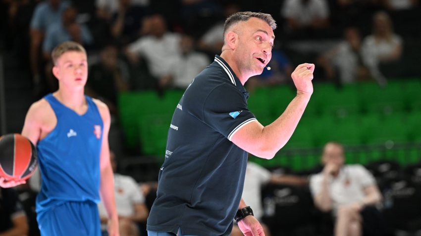 Darko Rajaković sa Zvezdinim dresom u rukama: Puštam Teodosićeve snimke igračima u Torontu - kum Danko ode samo da bi video kako Obradovića dočekuju