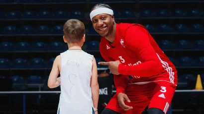 Dečak čija priča je obišla Srbiju na treningu Zvezde: Kenan upoznao Gavrila i poklonio mu dres (VIDEO)