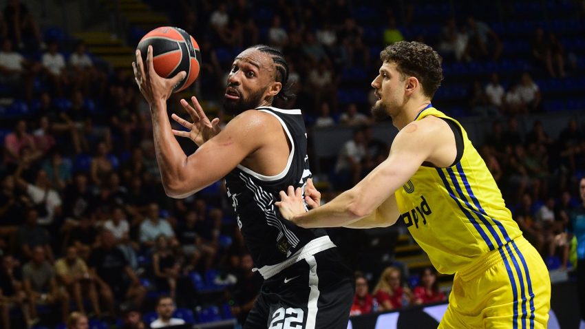 Partizan doživeo prvi poraz na pripremama - sudar evroligaša pripao Makabiju, klinci dobili aplauze