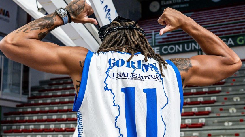 Eron Gordon u dresu Sasarija – kao nekada njegov brat