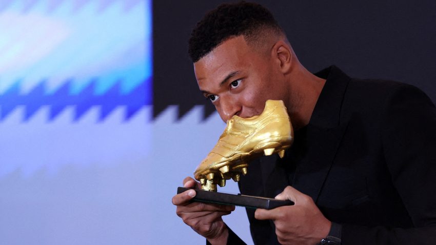Zlatna kopačka u rukama Mbapea: Ne mogu da se poredim s Ronaldom, idem svojim putem