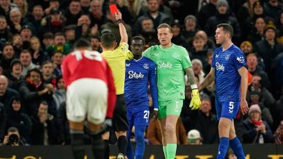 Haos na Old Trafordu: Fudbaler Evertona lupio šamar saigraču, pa dobio crveni karton (VIDEO)