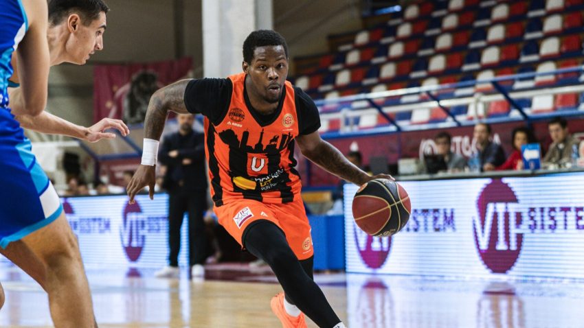 Simultanka u Čačku za pamćenje: Smit opalio 20 trojki i ubacio 48 poena za pobedu Dinamika