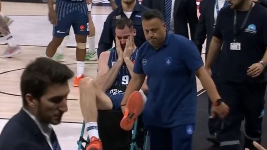 Veliki problem za Kokoškova: Papajanis u suzama napustio parket na nosilima