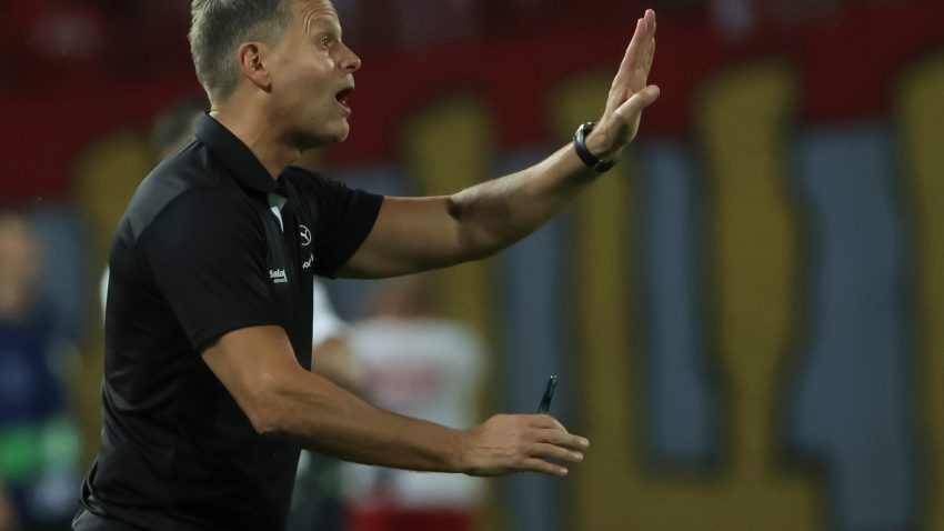 Fanatizam i renesansa... Trener Bode Glimta zbog nemoguće buke u Istanbulu nosio čepove za uši