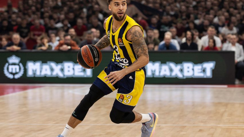 Poraz za Kokoškova u istanbulskom derbiju: Fener slomio Efes u poslednjoj četvrtini