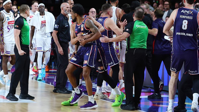 Marinović poveo 1-0 u finalu! Pobednički koš sa sirenom najavio haos dvojice koji se ne podnose