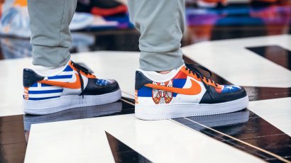 Srpska zastava na trenerovim patikama – zahvalnost Stojakoviću, Petroviću i ostalim Balkancima