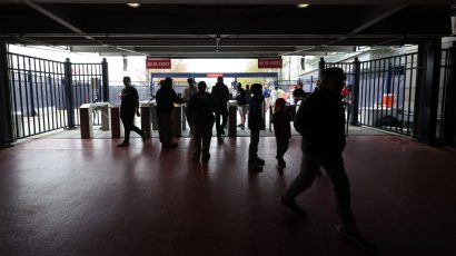 Prvi put posle 50 godina ne može na stadion jer teško koristi telefon