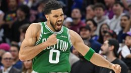 Godinu dana kasnije... Tejtum isterao Ajversona iz dvorane