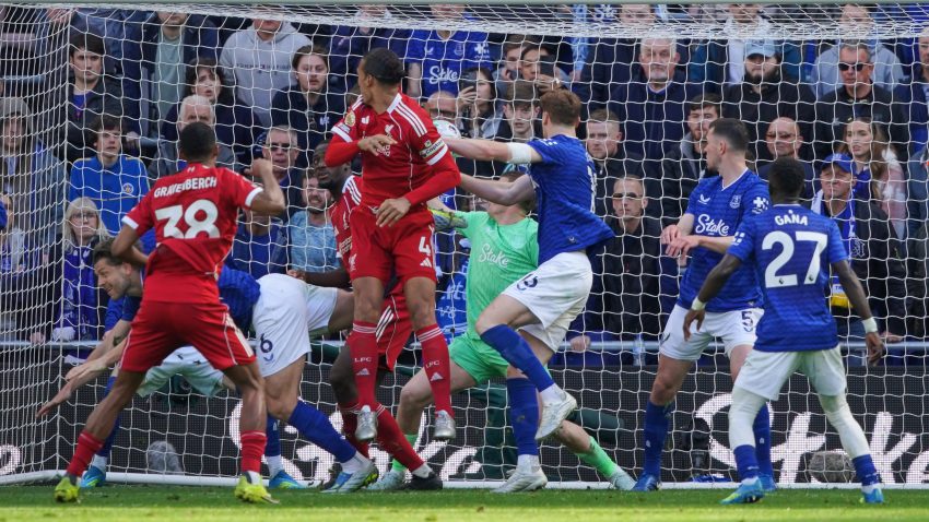 Zna se ko je glavni u gradu: Van Dajk poleteo u 100. minutu i pokvario sezonu ljutom rivalu