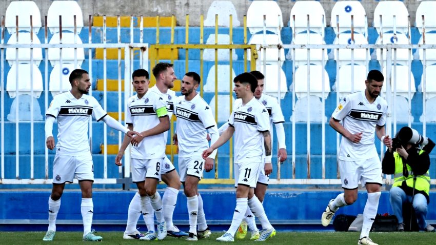 Atomski fudbal u Pazaru nije imao ko da gleda: Tri gola u pet minuta, peta Poltera i pobeda Partizana