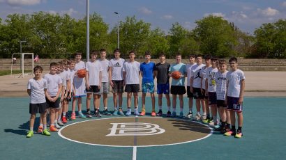 Fondacija ,,Bogdan Bogdanović“ obnovila teren novobeogradske škole