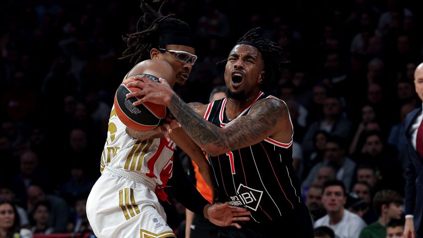 Ponuda za Krisa Džonsa na stolu