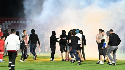 Šta se ovde dešava? Opšti haos u Kragujevcu, Radnički ostao u ligi, navijači napali igrače…