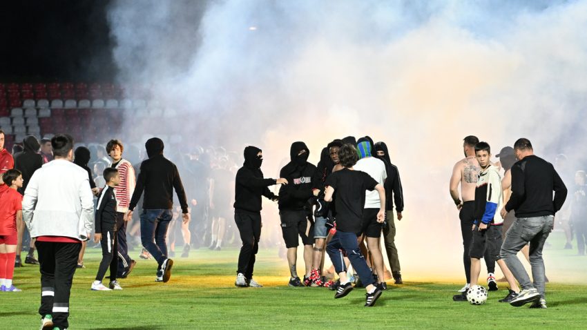 Šta se ovde dešava? Opšti haos u Kragujevcu, Radnički ostao u ligi, navijači napali igrače...