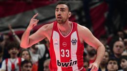 Pirej pevao Milutinovu, Grčka u crveno-belom: Džons gušio Nana, Olimpijakos posle bure potopio Panatinaikos za novu titulu
