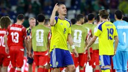 Baron u kopačkama: Švedski plemić odrastao sa porodičnim grbom na kostobranima, sad juri mundijalsku slavu