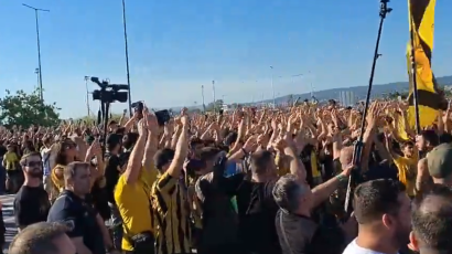 Spanulis zapalio Solun… Više od 5.000 navijača Arisa dočekalo legendu uz baklje, topovske udare, barjake (VIDEO)