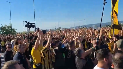 Spanulis zapalio Solun... Više od 5.000 navijača Arisa dočekalo legendu uz baklje, topovske udare, barjake (VIDEO)