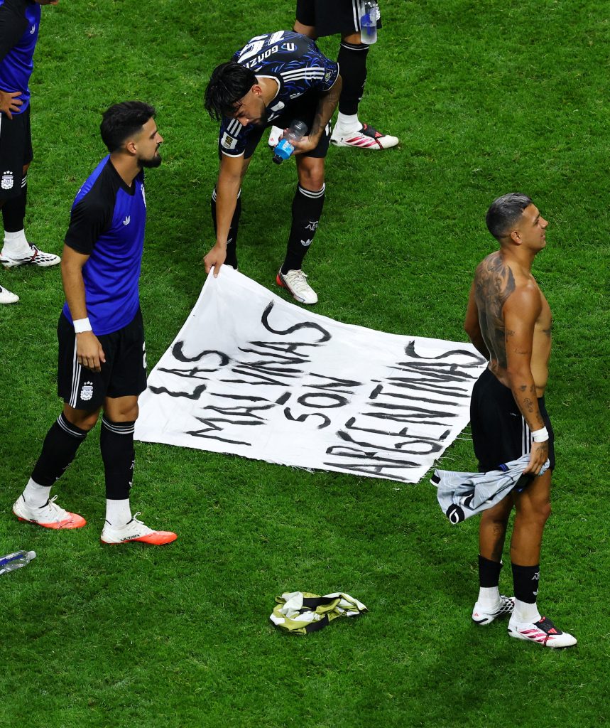 Argentina rizikuje sankcije FIFA zbog spornog transparenta 1 2026 07 16T014844Z 119660635 UP1EM7F1T09VS RTRMADP 3 SOCCER WORLDCUP ENG ARG