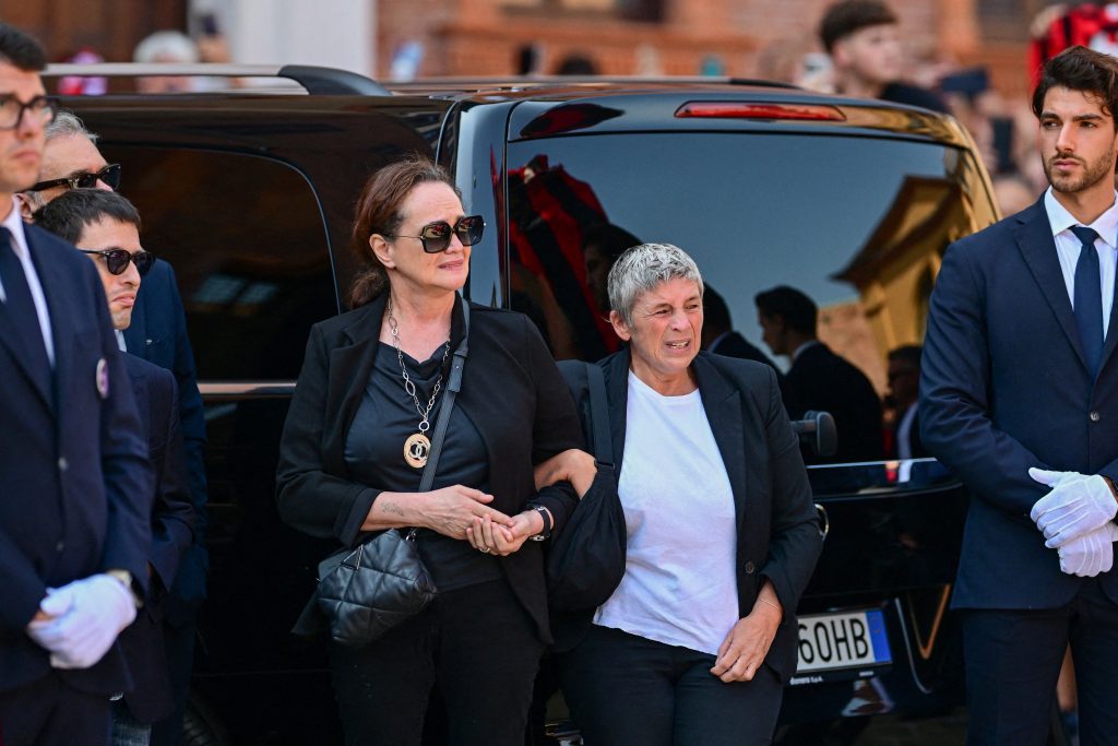 Milano se tresao na poslednjem ispraćaju Franka Barezija: Hiljade ljudi ispratilo Kajzera Franca uz ovacije 3 2026 08 04T095610Z 343432044 RC2KRMATE7JA RTRMADP 3 SOCCER ITALY BARESI FUNERAL