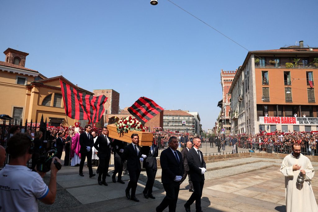 Milano se tresao na poslednjem ispraćaju Franka Barezija: Hiljade ljudi ispratilo Kajzera Franca uz ovacije 5 2026 08 04T104158Z 1059474380 RC2LRMA9JFDX RTRMADP 3 SOCCER ITALY BARESI FUNERAL