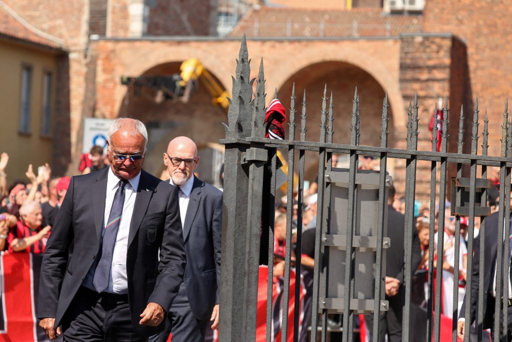 Milano se tresao na poslednjem ispraćaju Franka Barezija: Hiljade ljudi ispratilo Kajzera Franca uz ovacije 7 2026 08 04T104228Z 361752977 RC2KRMAY2FCJ RTRMADP 3 SOCCER ITALY BARESI FUNERAL