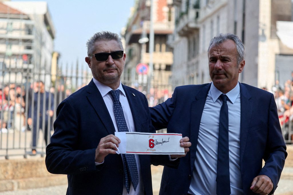 Milano se tresao na poslednjem ispraćaju Franka Barezija: Hiljade ljudi ispratilo Kajzera Franca uz ovacije 10 2026 08 04T104237Z 1842051140 RC2KRMAYVU7B RTRMADP 3 SOCCER ITALY BARESI FUNERAL