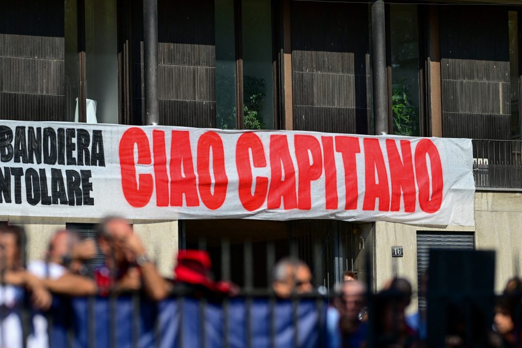 Milano se tresao na poslednjem ispraćaju Franka Barezija: Hiljade ljudi ispratilo Kajzera Franca uz ovacije 13 2026 08 04T110805Z 154841663 RC2KRMAINXXQ RTRMADP 3 SOCCER ITALY BARESI FUNERAL