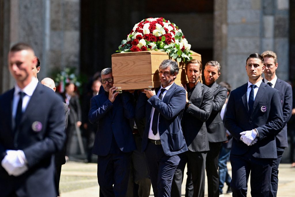 Milano se tresao na poslednjem ispraćaju Franka Barezija: Hiljade ljudi ispratilo Kajzera Franca uz ovacije 16 2026 08 04T113808Z 1438106752 RC2MRMA3W1ZQ RTRMADP 3 SOCCER ITALY BARESI FUNERAL