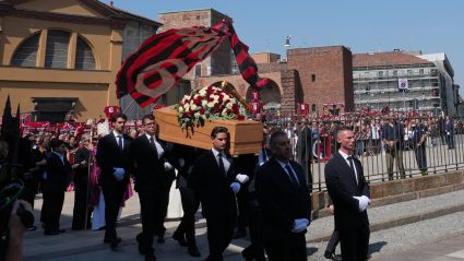 Milano se tresao na poslednjem ispraćaju Franka Barezija: Hiljade ljudi ispratilo Kajzera Franca uz ovacije
